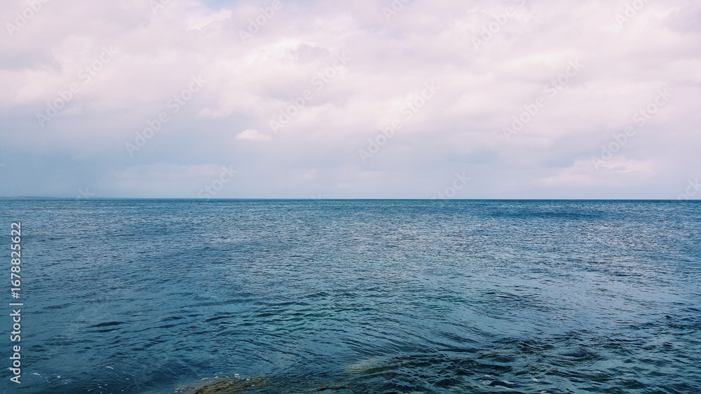 Obraz premium Quiet seascape with clouds