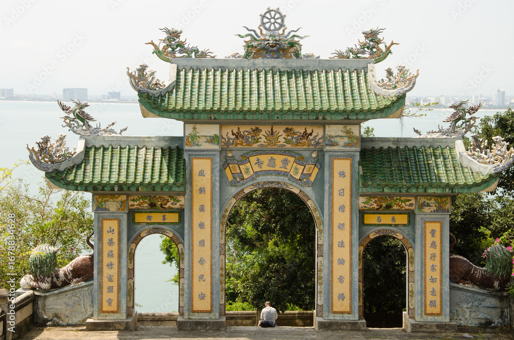Obraz premium Gate at Linh Ung Pagoda. Son Tra Peninsula. Da Nang. Vietnam.