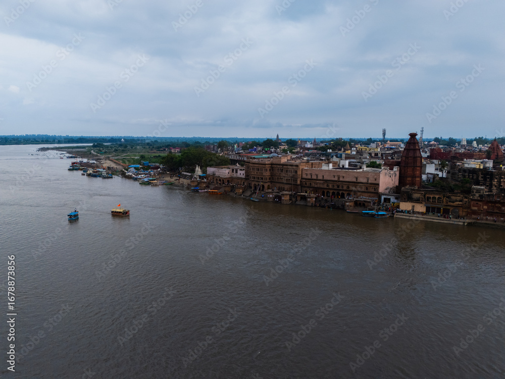 Obraz premium Yamuna River Kesi ghat Vrindavan temple