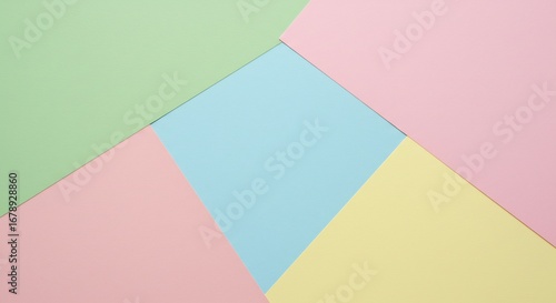 五枚の淡いパステルカラーの紙が幾何学的に重なり合う、穏やかな色彩の背景画像です。