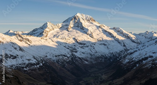 Wallpaper Mural 荘厳な雪山連峰が夕日に輝く雄大な景色 Torontodigital.ca