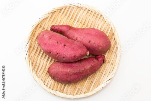 笊に乗ったさつまいも　白バック