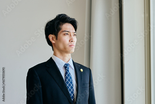 Wallpaper Mural 遠くを見つめる20代の若い弁護士 Torontodigital.ca