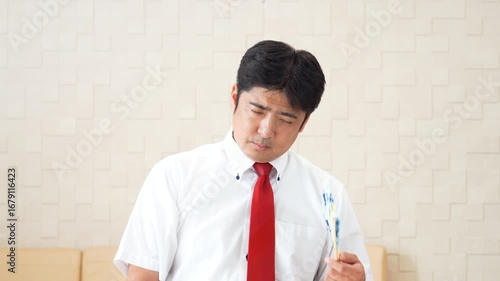 居眠りする男性