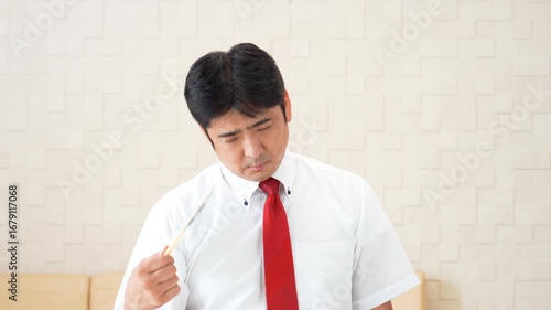 居眠りする男性