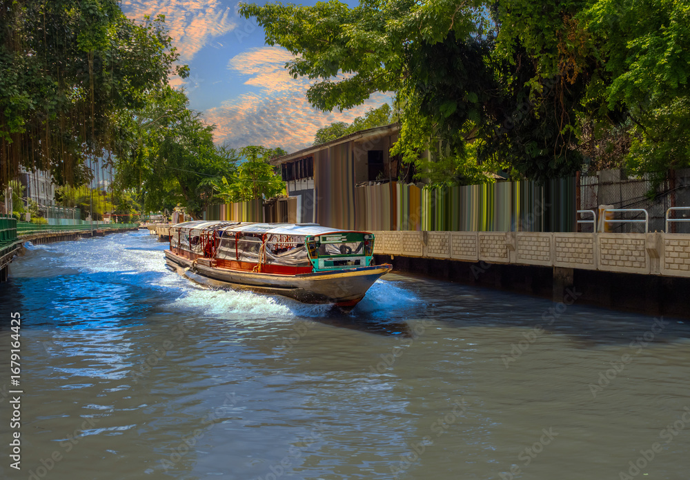 Obraz premium Ferry boat going through a Canal Khlong in Thai running from Asoke Soi 21 Sukhumvit Rd NANA to Siam and Platunam in BKK Bangkok Thailand