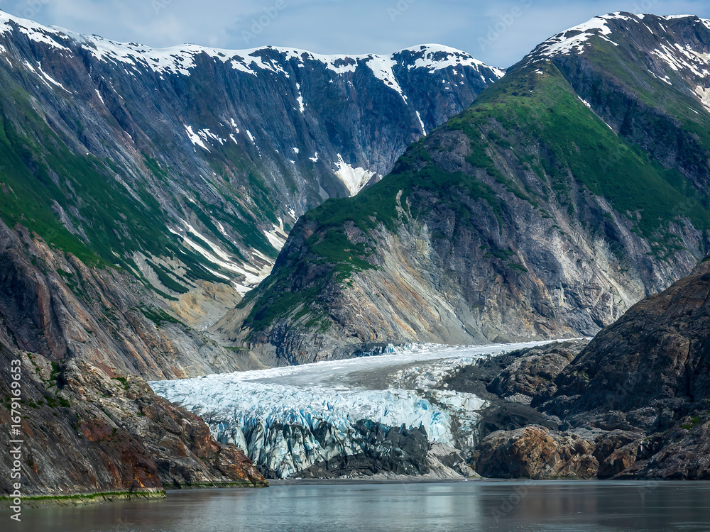 Φωτογραφία Tidewater terminus of North Sawyer Glacier, with surrounding glaciated cliffs, at one end of Tracy Arm Fjord in southeast Alaska on a summer morning late in June 2024