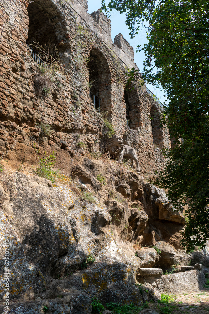 Fototapeta premium Monterano Antica - Palazzo e Fontana del Leone- Canale Monterano - Roma - Lazio -Italia