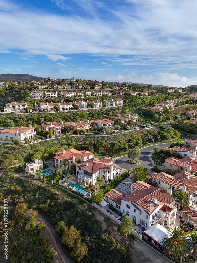 Fototapeta premium Neighborhood of luxury homes on the hillside near Newport Beach in Orange County, Southern California.