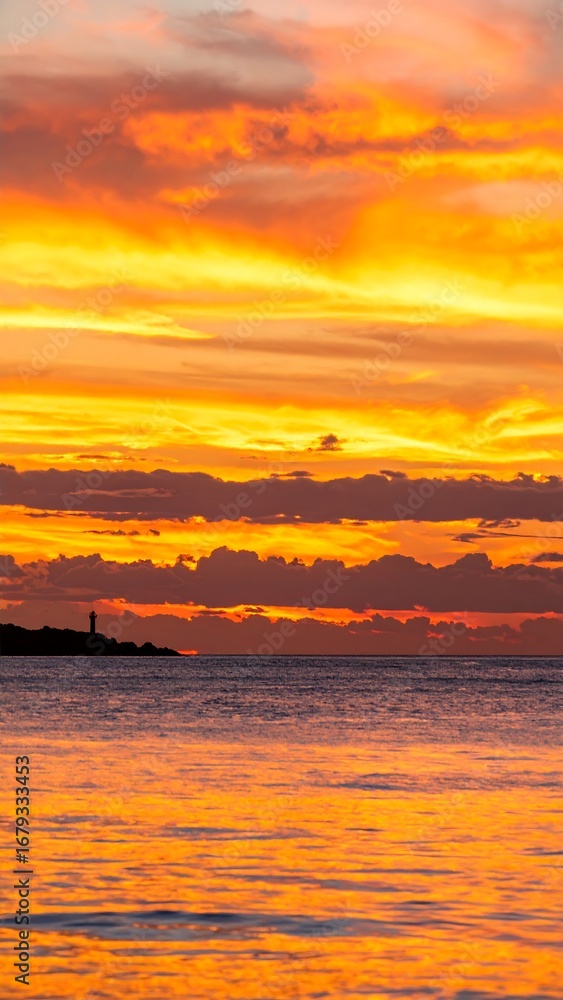 Fototapeta premium Vibrant sunset over the ocean