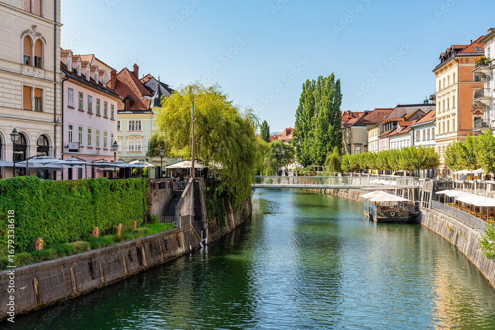 Obraz premium Ljubljanica River as it passes through the capital of Slovenia with typical houses on the shore, Ljubljana.
