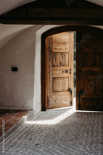 geöffnetes, altes Holztor