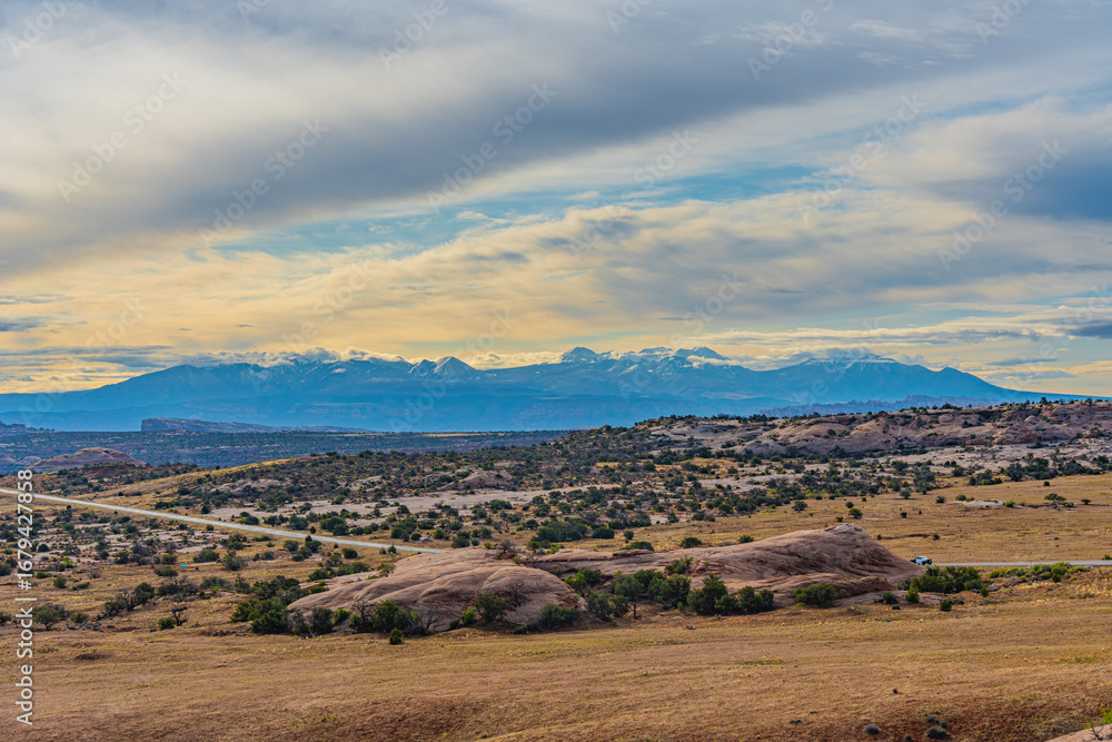 Fototapeta premium アメリカ ユタ州キャニオランズ国立公園の朝焼け グランドキャニオングランドサークル