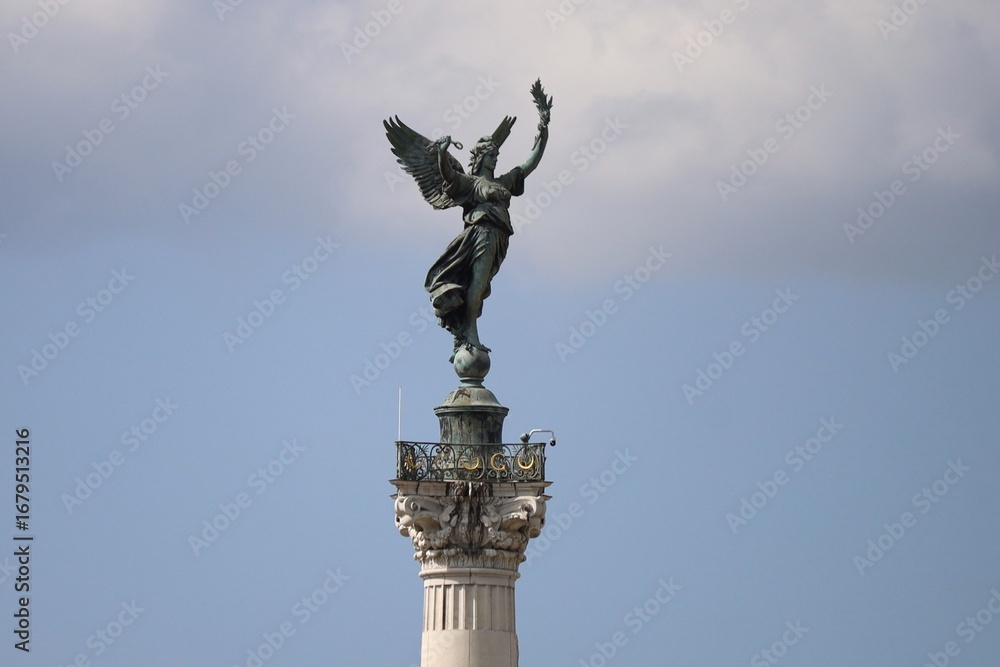 Fototapeta premium Monument aux Girondins, au centre de la place des Quinconces, à la mémoire des députés girondins victimes de la Terreur, ville de Bordeaux, département de la Gironde, France
