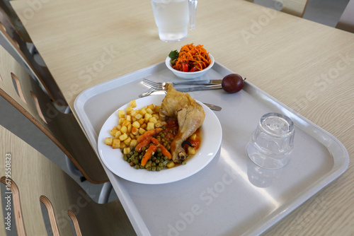 Un plateau repas sur une table dans une cantine scolaire