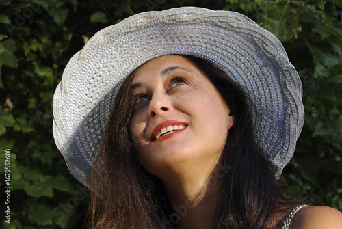 Frau mit Hut im Garten / Woman wearing a hat in the garden