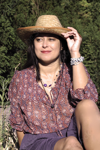 Frau mit Hut im Garten / Woman wearing a hat in the garden