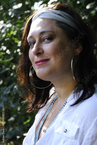 Frau, lächelnd im Garten / Woman smiling in garden