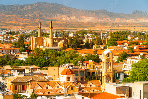 Tableau sur toile Selimiye Mosque in Nicosia with mountains in the background