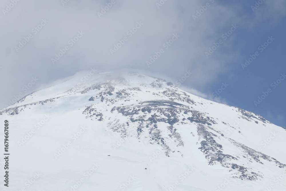Obraz premium Elbrus eastern summit in early August photo from 4,000 m