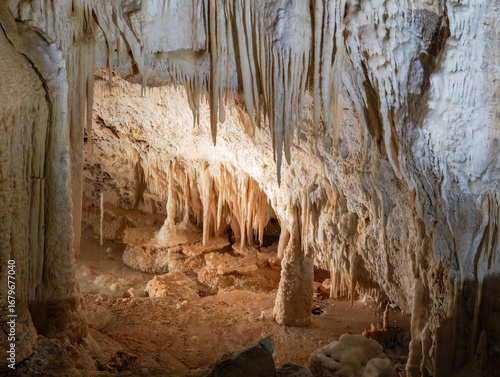 Fotografie A very large cave Grotti Frassasi in Italy in the Umbria region Stone formations