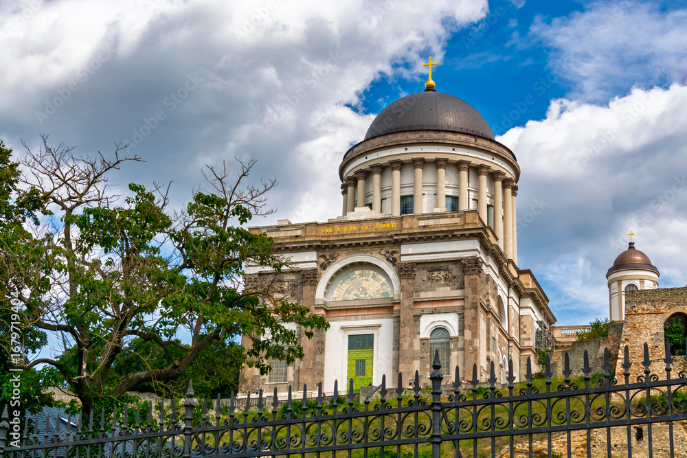 Obraz premium The Basilica of Esztergom from low view