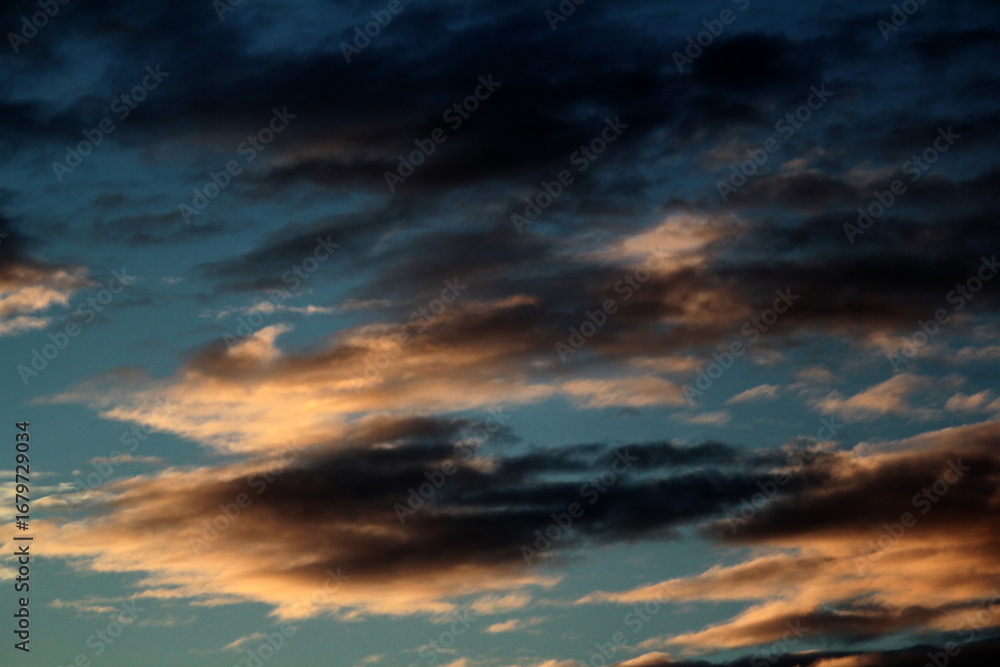 Naklejka premium Dramatic sky with storm clouds