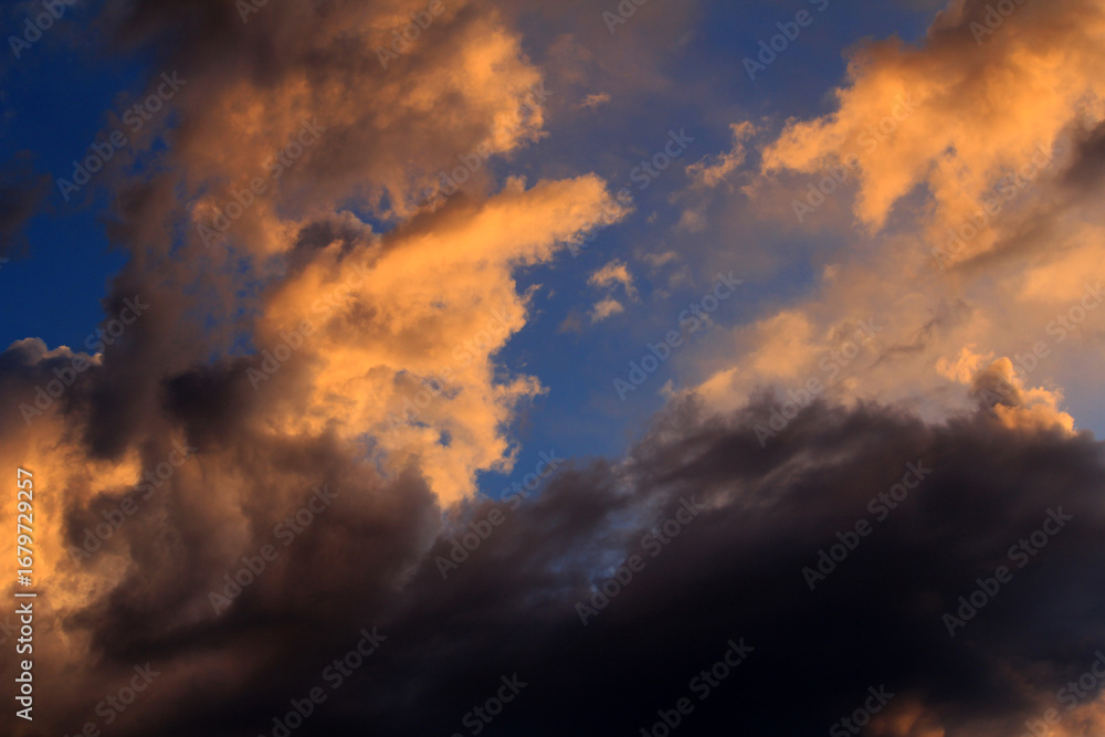 Obraz premium Dramatic sky with storm clouds