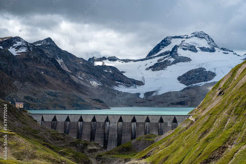 Obraz premium Diga e Lago dei Sabbioni e sullo sfondo l'Arbola in val Formazza