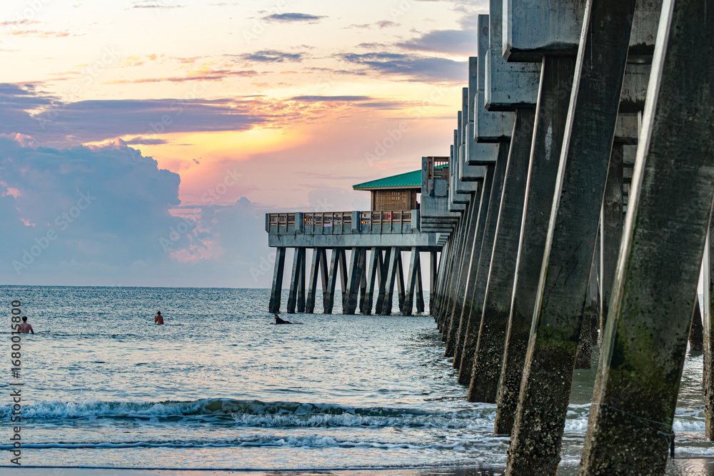 Naklejka premium Sunrise at Folly Beach Pier – Charleston, SC