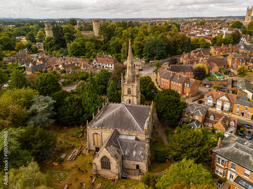 Cuadro en lienzo Aerial view of Warwick Castle and church dominating Warwick town in England
