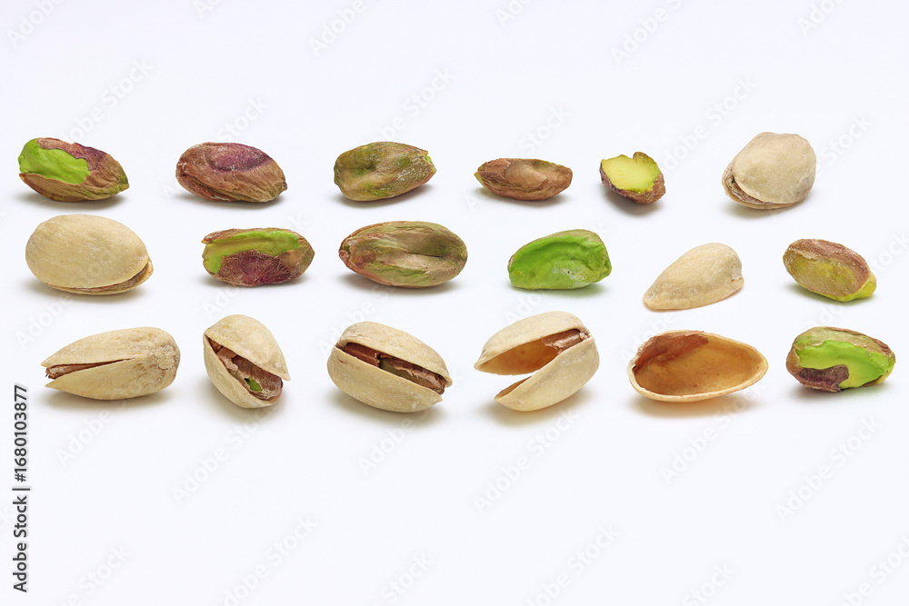 Obraz premium Fresh Pistachio Nuts on white background