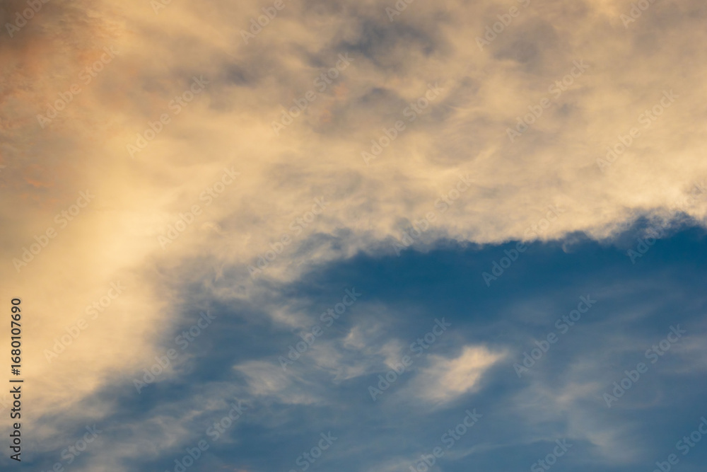 Fototapeta premium 夏の空 夕暮れの時の空と雲289