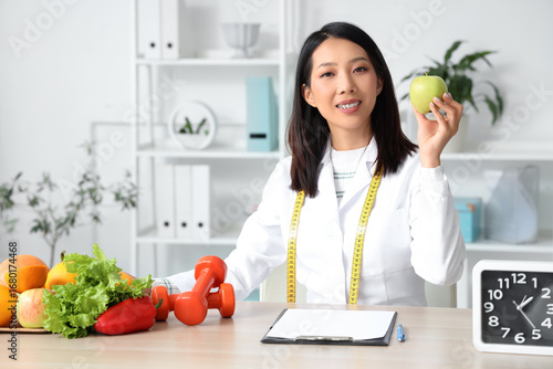 Female Asian nutritionist w...