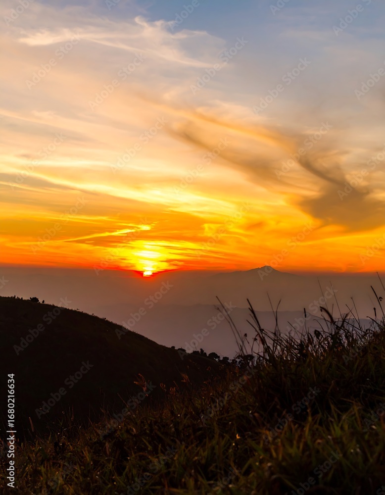 Obraz premium Sunrise over mountain peaks