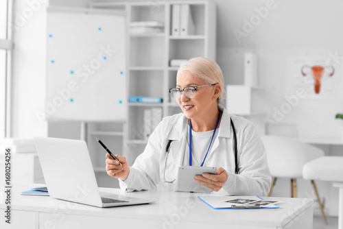 Female doctor with laptop g...