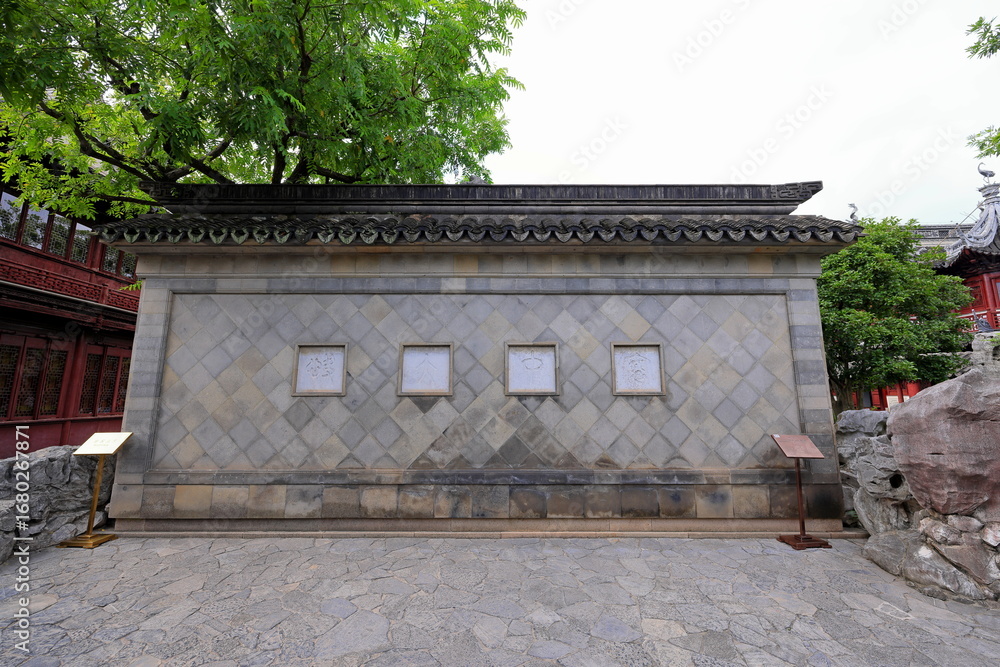 Obraz premium Yu Garden (Yuyuan), a garden built in 1577 with lots of pavilions, ponds, bridges and traditional buildings in Shanghai China