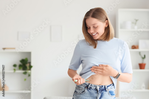 Young woman injecting herse...