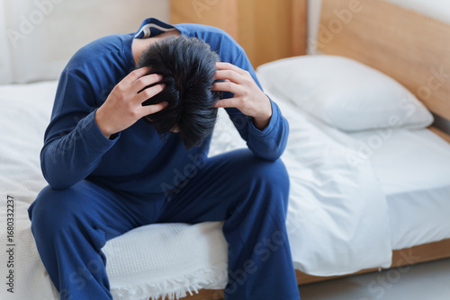 Foto ベッドで落ち込む男性