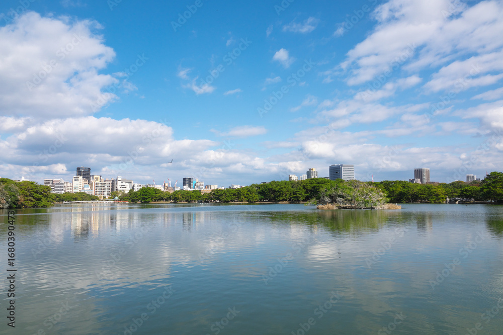 Fototapeta premium 福岡市の観光名所「大濠公園」。南西側から鴨島、松島、柳嶋、観月橋を望む