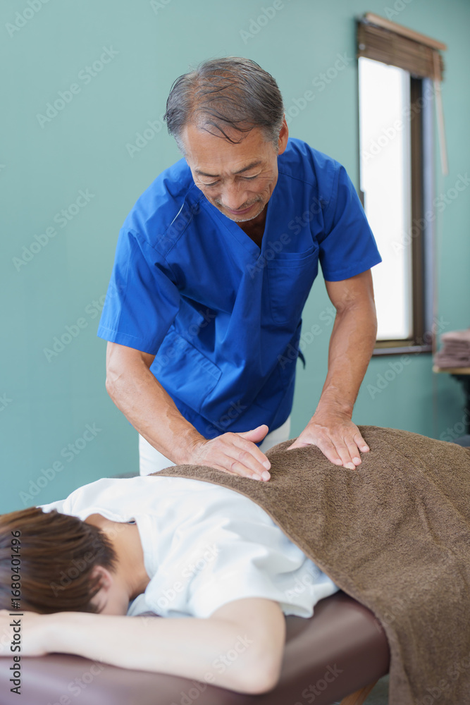 Fototapeta premium 施術する整骨院の先生と患者