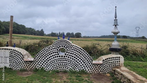 Muret ou arche avec bouteilles en verre et béton