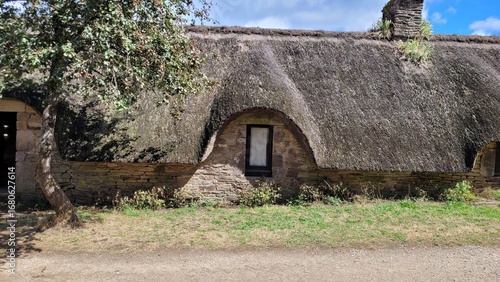 Ancienne grange avec lucarne ancienne et fenêtre et toit de chaume