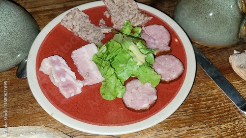 Assiette de charcuterie à l'ancienne avec salade, lard et paté