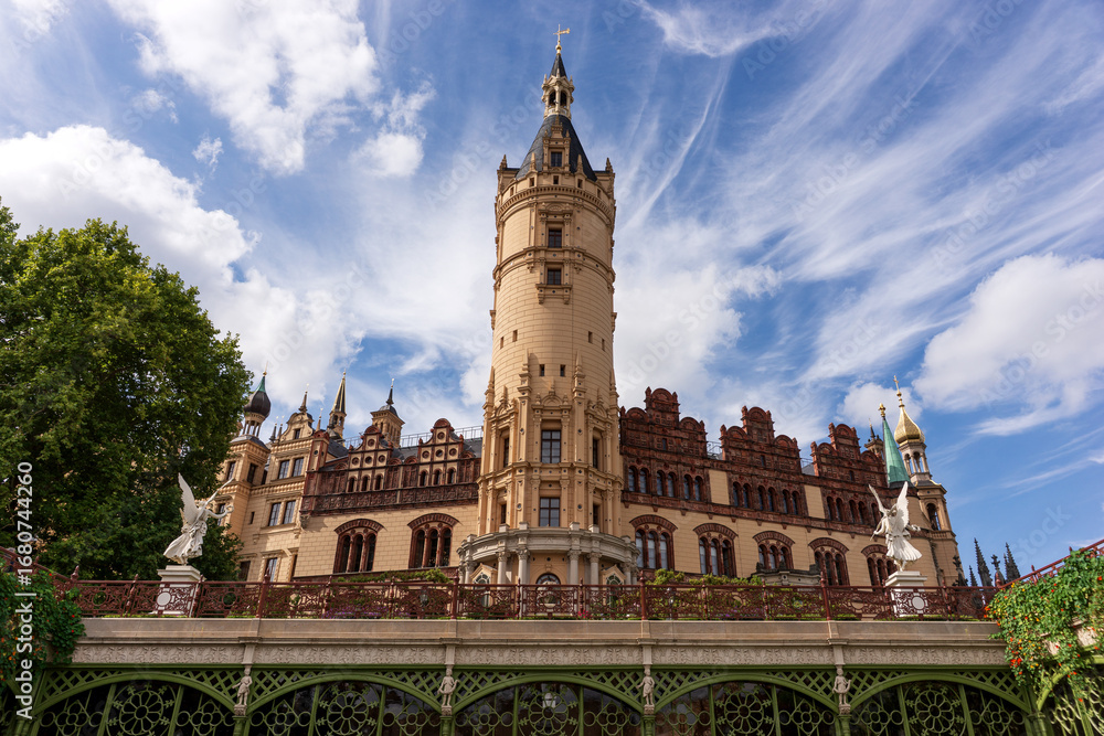 Obraz premium Schwerin Castle (Schweriner Schloss) situated on an island in the Lake Schwerin