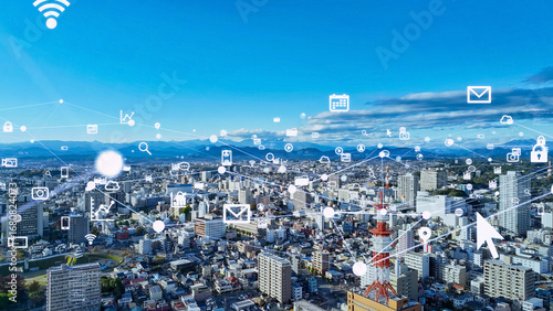 Photos 都市、社会、ネットワーク、アプリ、SNS、アイコン、空撮、ドローン、DX、テクノロジー、技術、産業、ビル群、建設、行政、地方、展望、パノラマ、俯瞰、景色、地平線