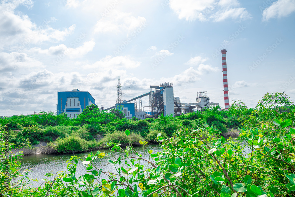 Obraz premium A sugar cane mill is a factory that processes sugar cane to produce raw sugar or plantation white sugar. Increasing air pollution to factory smoke.