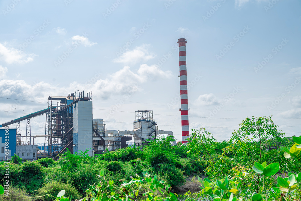 Obraz premium A sugar cane mill is a factory that processes sugar cane to produce raw sugar or plantation white sugar. Increasing air pollution to factory smoke.