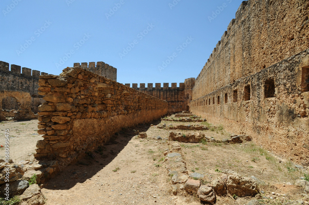 Fototapeta premium La cour du château de Frangokastello près de Sfakia en Crète