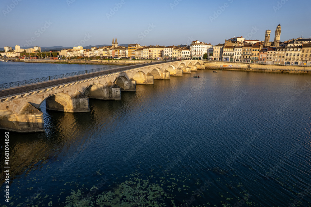 Obraz premium Vue aérienne de la ville de Mâcon avec un premier plan le pont Saint-Laurent franchissant la Saône et débouchant sur le quai Lamartine